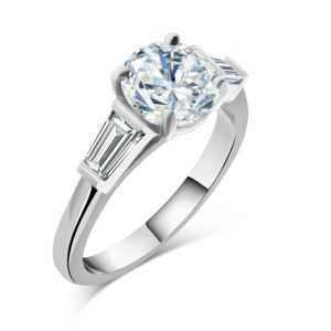 Round brilliant cut with tapered baguette sides